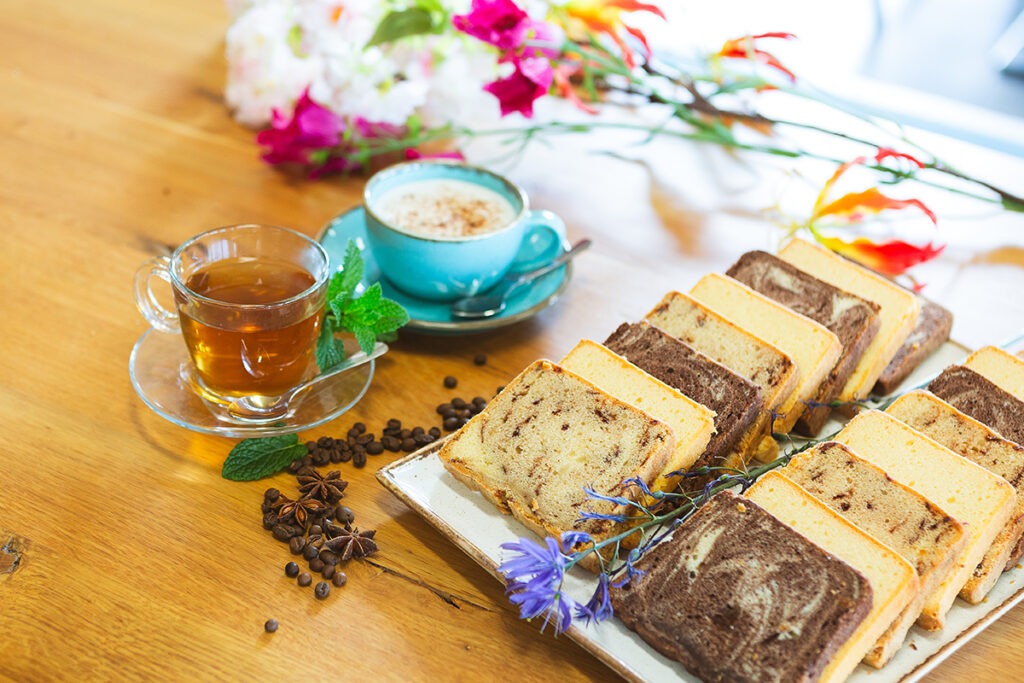 Koffietafel na een informeel samenzijn bij een uitvaart